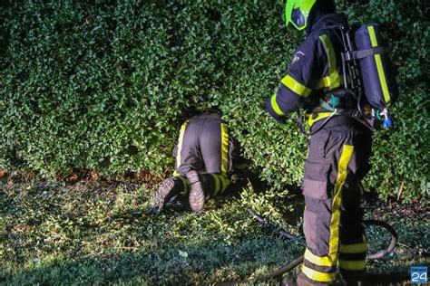 Op het terrein waar gisteren een auto tegen een boerderij was gebotst werd. Kleine brand in tuin Nederweert-Eind - Nederweert24