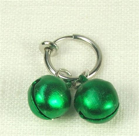 The piercing is done through the inner labia. Non piercing ring with green bells, clit jewelry, labia ...