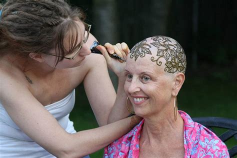 While a tattoo uses a needle to put ink in the deeper layers of the skin for a permanent design, henna stains the top layer of skin, lasting up to three weeks. Tatuagem de Henna ajuda pacientes de câncer a se inspirar ...