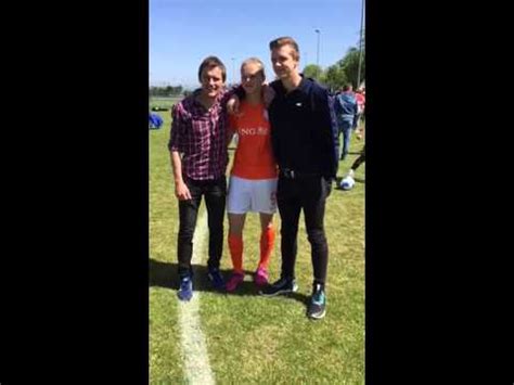 London — before vivianne miedema's brother could walk, she said, she he would just stand there; Vivianne Miedema met vriend en broer. - YouTube