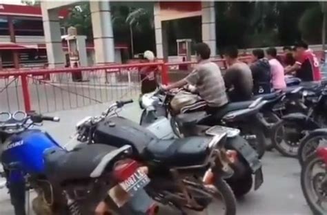 Sesuai janji, prank ojol dapet ngewe. Ngakak Abis, Video Antrean Motor di SPBU Berujung Balapan ...