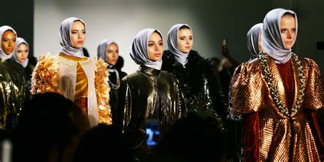 Di sini ada tiga puluh baju yang seluruhnya saya desain sendiri, kata anniesa hasibuan usai fashion show di ballroom ritz carlton, pacific place, jakarta. Muslim Designer Anniesa Hasibuan Had an All-Immigrant Cast ...