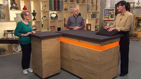 Bares für rares is a german television series on zweites deutsches fernsehen (zdf) moderated by horst lichter, produced since 2013. Bares für Rares: Expertin sorgt für Schock, doch Rentnerin ...
