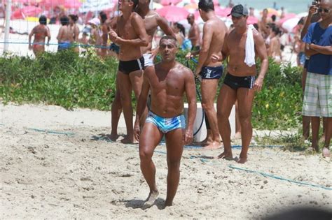 Professor de história, deputado federal pelo psol do rio de janeiro e líder do bloco da minoria na câmara. EGO - Romário dá show de bola em jogo de futevôlei com ...