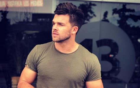 Katie price's fiancé leandro penna has made his debut on argentina's version of strictly come dancing, performing a disco. Exvecino de Leandro Penna lo acusó de gemir muy fuerte