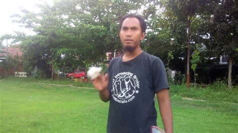 Latih reflek pukulan drive kiri/kanan ke tembok. CARA MAIN BADMINTON DENGAN HUKUM FISIKA Agar Bisa Bermain ...