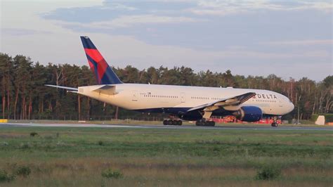 It is the world's largest twinjet. Delta Boeing 777-200 take off at Nuremberg, (NUE/EDDN) - YouTube