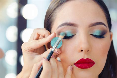 Successful artists know that their success is a marathon and not a sprint, so you need to maintain your health to stay in the game. Makeup Artist Course | Hair and Makeup Courses