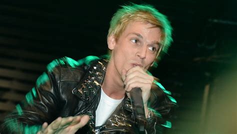 These terms were agreed when subscribing! Aaron Carter outet sich auf Twitter, bisexuell zu sein ...