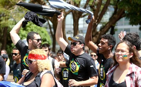 O ato é promovido por apoiadores do presidente jair bolsonaro, que também participa do evento. Manifestação em Brasília - 27/04/2018 - Poder - Fotografia ...