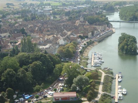 Any community organized for the protection and promotion of local interests, and subordinate to the state. Seurre, Echo des Communes