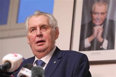 Prezident české republiky, politik, ekonom a prognostik. Zeman mrká jedním okem rychleji. Problémy s mozkem, tvrdí ...