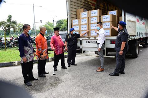 Donation Of Face Mask at SMK Bandar Puteri Jaya, Sungai ...