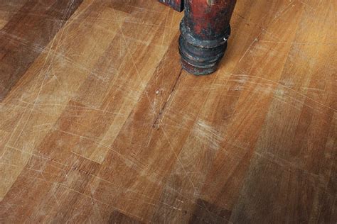 Doordat laminaat met een harde, glanzende laag is afgewerkt, kun je er niet op schuren, zoals bij een houten vloer. Laminaat krassen verwijderen - Bouwmaterialen
