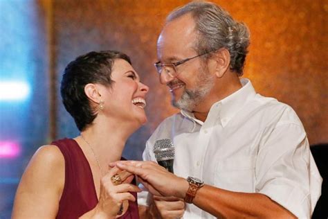 Discretos, o casal, que trabalha na mesma emissora, raríssimas vezes aparece assim, como na foto, em clima de romance. Sandra Annenberg se declara para Ernesto Paglia: "Te amo ...