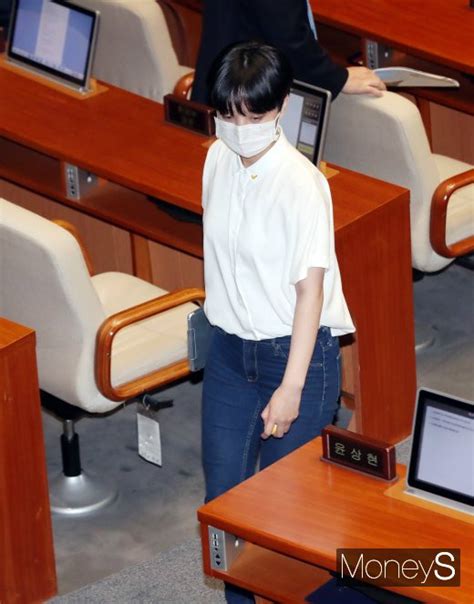정의당 류호정 의원이 16일 국회 본관 앞에서 등이 파인 보라색 드레스를 입고 자신의 등에 타투(문신)를 한 모습을 기자들에게 공개하고 있다. 정의당 류호정..청바지.. 유시민..캐쥬얼... - 보배드림 유머게시판