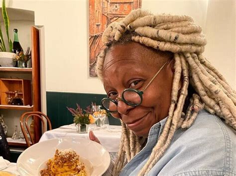 Whoopi goldberg is back with her funny and whimsical collection of holiday sweaters. Whoopi Goldberg fájdalmas valósággal szembesült édesanyja ...