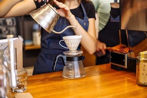 9 atmospheres for the espresso machine) that pushes water up through the coffee grounds in the filter and into the top chamber, creating smooth, aromatic brewed coffee. How to Use a Stove Top Espresso Machine | EspressoCoffeeBrewers.com