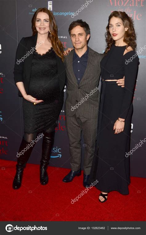 Britânica de 26 anos foi à cerimônia que aconteceu neste domingo, 8, em los angeles, nos eua. Saffron Burrows, Gael Garcia Bernal, Lola Kirke — Foto editorial de stock © Jean_Nelson #132623462