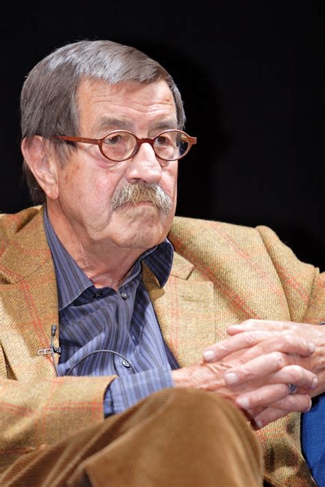 In jedem provinznest gibt es ein paar kneipen / die irgendwas mit „deutsch hook: und günter grass schreibt ein neues gedicht und beate zschäpe hört u2 und makss damage landet ´nen hit und beate zschäpe hört u2 und aus dem jenseits lacht jürgen. Antilopen Gang - Beate Zschäpe hört U2 Lyrics | Genius Lyrics