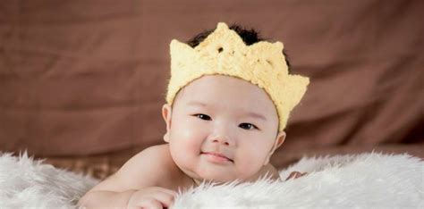 Bagi pasangan suami istri yang sedang menunggu kelahiran anaknya akan menyiapkan nama bayi terbaik terindah yang bermakna mulia. Nama Bayi Lelaki Awal B : 245 Nama Bayi Laki Laki Modern ...