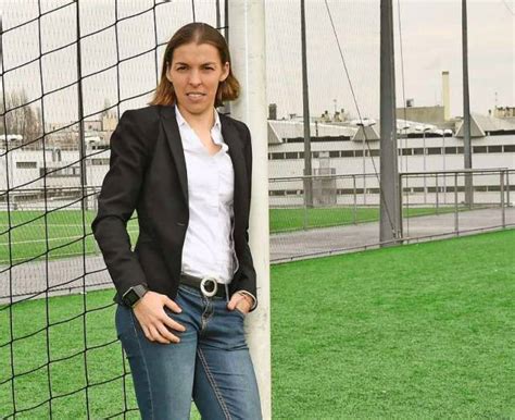 Die uefa hat erstmals eine schiedsrichterin für ein bedeutendes pflichtspiel im männerfußball nominiert. Interview: Stéphanie Frappart. FIFA-Schiedsrichter