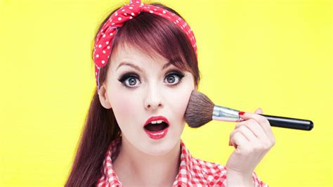 Buat kamu yang ingin berpergian dan lebih banyak berativitas di luar ruangan, kamu wajib membawa parfum. 6 Barang Yang Wajib Ada Untuk Makeup Beginners Macam Korang