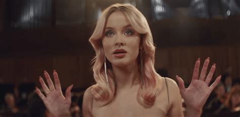 This is the first collaboration between the artists. Clean Bandit, Zara Larsson, "Symphony" : clairement la ...