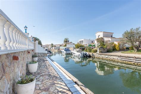 Wir warten auf weitere details zu diesem objekt. 0038-CREUS Haus am Kanal mit Pool und Liegeplatz - Villen ...