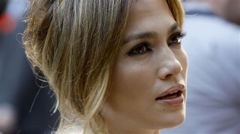 Eine völlig ungeschminkte jennifer lopez hat es sich hinter ihm in einem flauschigen bademantel bequem gemacht. Jennifer Lopez: "Ich hatte keine Schönheits-OP ...