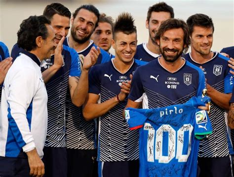 La selección italiana presentó su nueva camiseta, la que será estrenada en la copa confederaciones 2013, a la cual asiste por su segundo lugar en la euro 2012 (españa deja su lugar porque va como. Antes de treino, Pirlo é homenageado pelos 100 jogos na ...