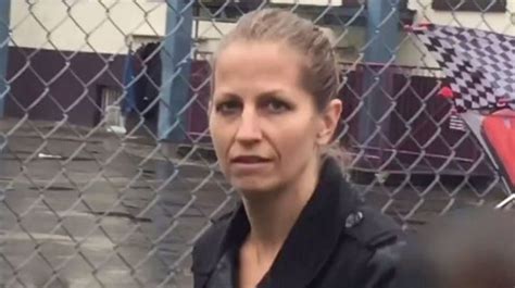In december of 1990, vet tech karla homolka stole a vial of halothane from the office where she worked. La présence de Karla Homolka n'est pas la bienvenue dans une école primaire de Montréal (VIDÉO ...