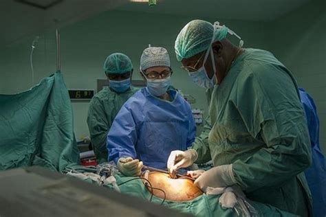 急に容態が悪化した患者に、テンパった先生がティクビを愛撫 ...