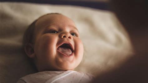 Kebutuhan asi bayi 4 bulan. Tahapan Perkembangan Bayi Usia 2 bulan, Sudah Mengenali ...