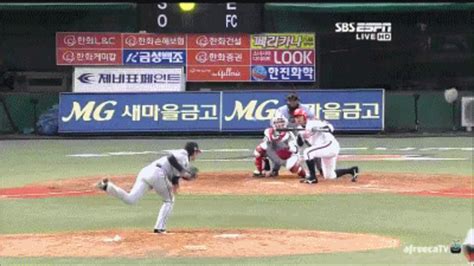 한국 프로 야구에서 mlb로 직행한 첫 번째 한국인 선수이며, 한국인 메이저리거 최초로 mlb에서 타이틀을 획득한 선수이다. 류현진 심장마비 ㄷㄷㄷㄷ gif : MLBPARK