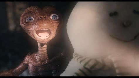 During his brief stay on earth, he becomes elliot 's pet alien. 『E.T.』復活の短編映像が公開 ─ 大人になったエリオットと37年ぶり再会、スピルバーグ監修 | THE RIVER