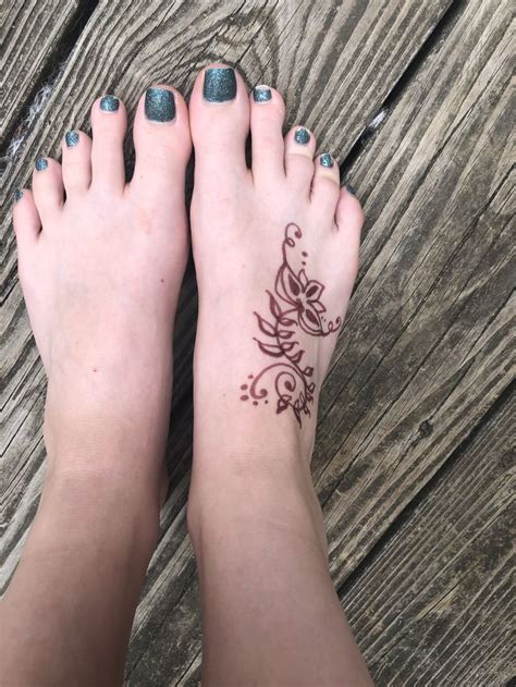 You just need to pick one sheet you like and stick it on your skin. Simple henna tattoo idea | Simple henna tattoo, Kids craft ...