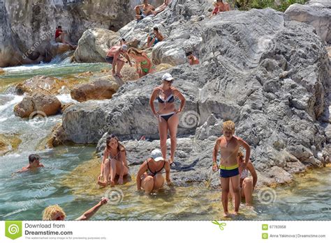 4 foto sfoglia la gallery. La Gente Che Bagna In Un Fiume Della Montagna Fotografia ...