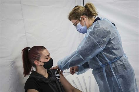 Anvisa autoriza uso emergencial das vacinas. Pessoas com mais de 55 anos já podem autoagendar vacina ...