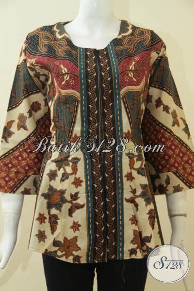 Perkembangan baju batik wanita memang sangat pesat jika dibandingkan model baju batik pria, dimana baju batik wanita selalu mengalami modernisasi baik dari segi model, potongan baju, motif, dan kombinasi yang dibuat. Produk Pakaian Batik Jawa Terbaru Spesial Buat Perempuan ...