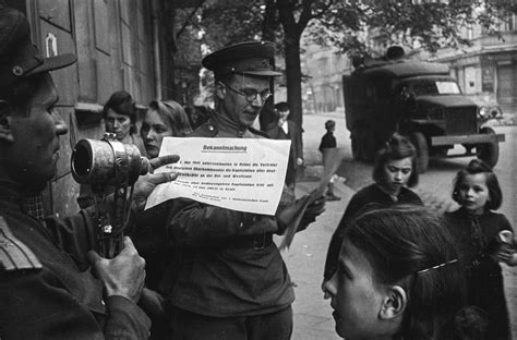 Après plus de cinq années d'une guerre en europe qui a coûté la vie à des dizaines de millions de personnes, les forces alliées pénètrent en allemagne en février 1945. BERLIN MAI 1945 - VALERY FAMINSKY | Franz-Mehring-Platz 1