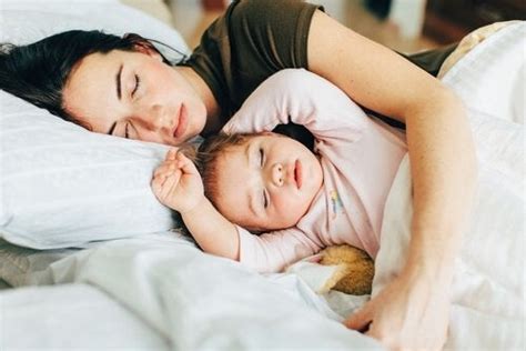 Hier hast du die wahl: Babys im Bett der Eltern schlafen lassen? Ja oder nein ...