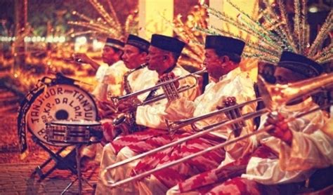 Umumnya, lagu yang digunakan untuk mengiringi gerakan tari adalah lagu kahian sai tiusuang dan takhian pingping khua belas. INFORMASI DUNIA: PENAMPILAN PERGELARAN KARYA TARI TRADISIONAL