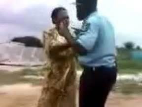 Une femme tabasse sa rivale. (Insolite) Un gendarme gabonais se bagarre avec une femme ...