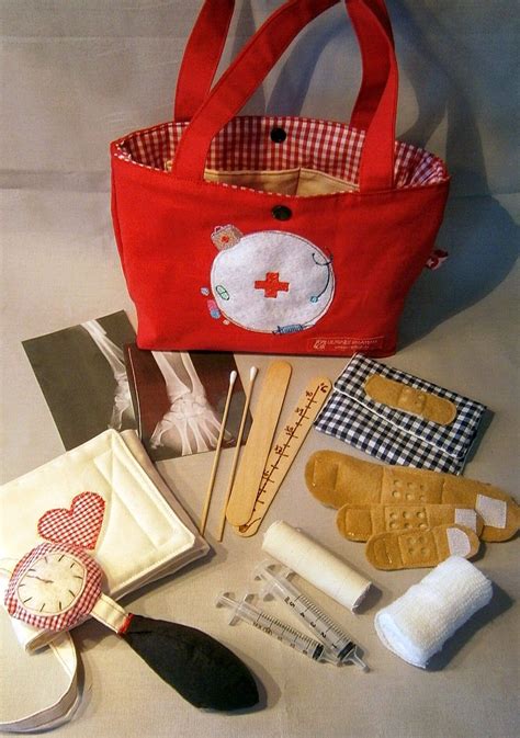 Hier finden sie kostenlose freebooks und anleitungen rund um das thema taschen. Erste Hilfe Tasche für Puppen und Teddys.... | Erste hilfe ...