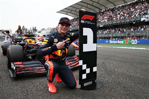 Max verstappen's red bull crashes into the barrier at turn 12 of the hungaroring (screengrab: Formule 1 minder leuk zonder sensationele Max Verstappen ...