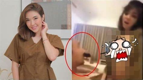 Bak belunder panas geger kasus video asusila yang mirip dengan gisel, kini kian berkobar melutupkan kejutan demi kejutan baru. Kronologi Lengkap Kasus Video Syur Mirip Gisel, Mantan ...