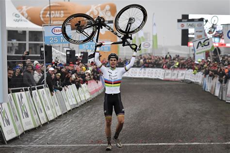 Wout van aert belgisch kampioen tijdrijden. Wout van Aert volgt zichzelf op als Belgisch kampioen na ...