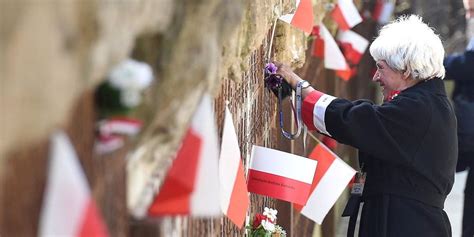 In april 1943, in the katyn forest near smolensk in the soviet union, occupying german troops discovered eight large graves collectively, these murders are known as the katyn forest massacre. Buch über Massaker von Katyn: Gemeinsame Beute - taz.de