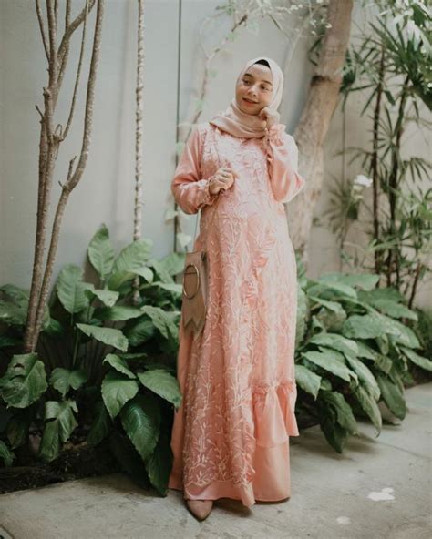 Termasuk saat menambahkan hadiah kepada wanita yang udah melahirkan dan membesarkanmu, ibu. Model Baju Kondangan Ibu Hamil - 6 Ootd Ibu Hamil Pakai ...